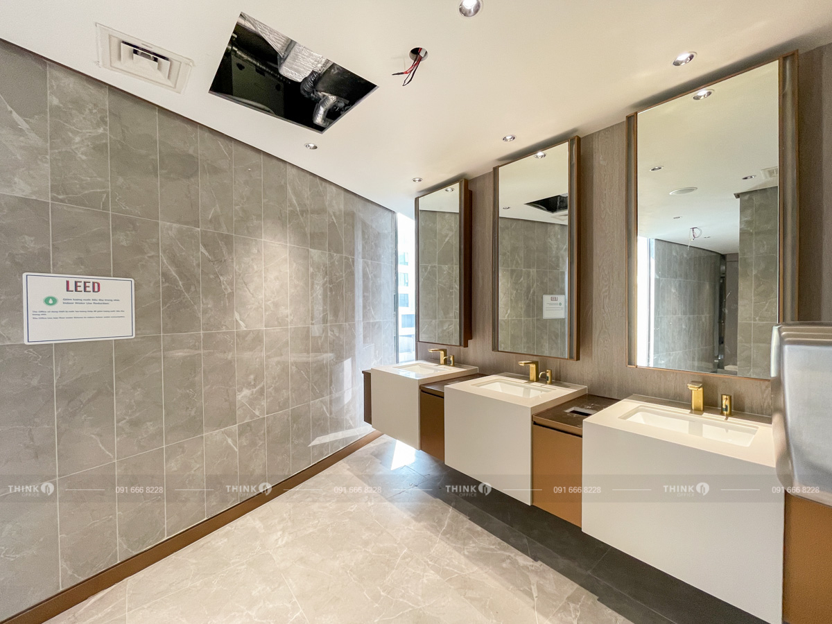 Khu vực vệ sinh toà nhà Tiến Bộ Plaza