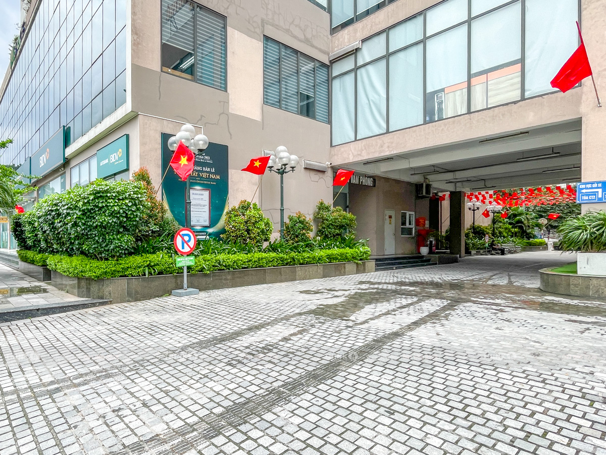 Khuôn viên ngoài toà nhà Ban Cơ yếu Chính Phủ Lê Văn Lương