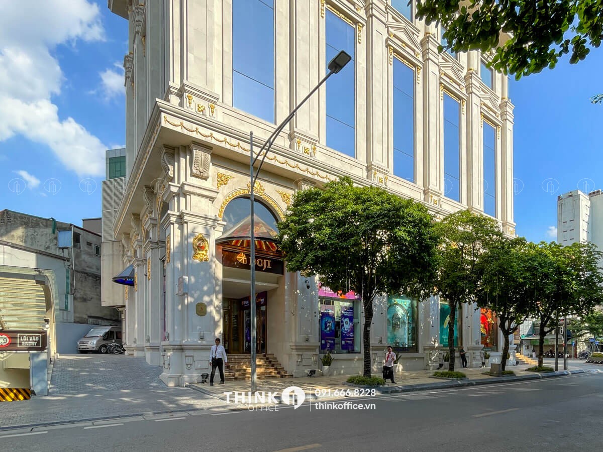 Khuôn viên ngoài toà nhà Doji Tower