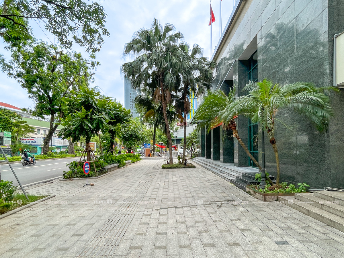 Khuôn viên ngoài toà nhà HITTC Building Giảng Võ