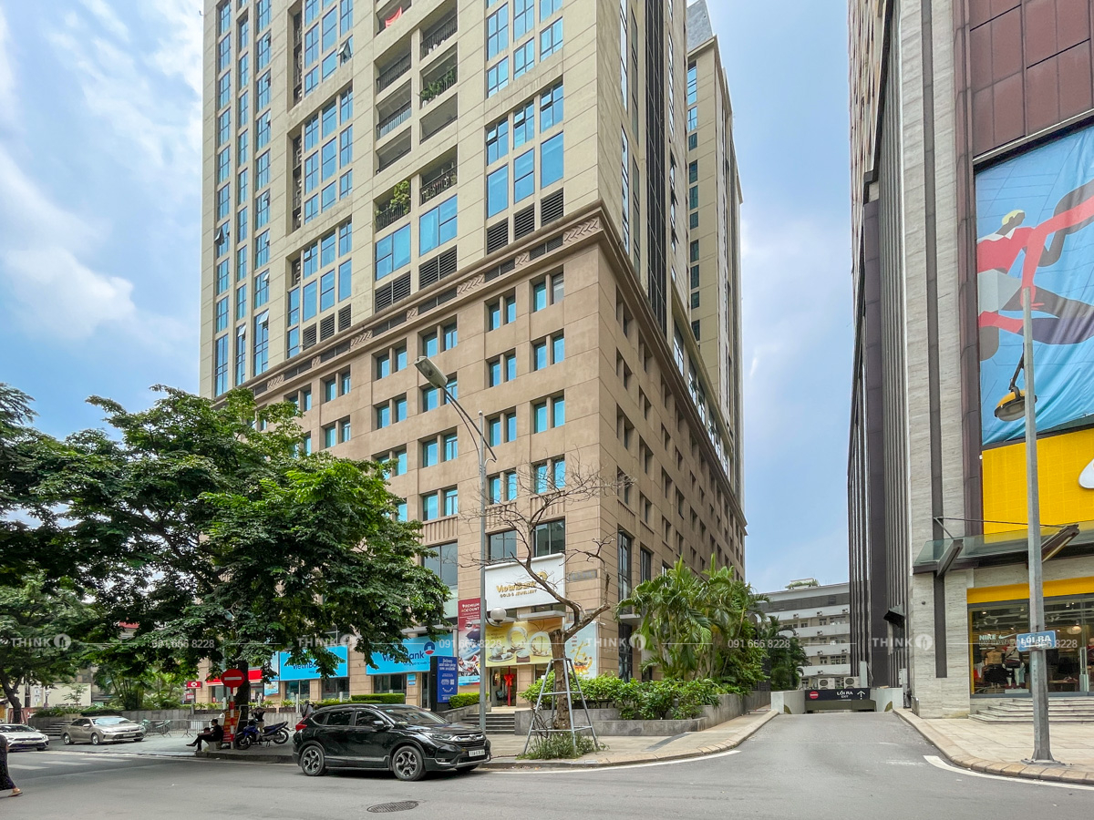 Khuôn viên ngoài toà nhà Hoàng Thành Tower Mai Hắc Đế