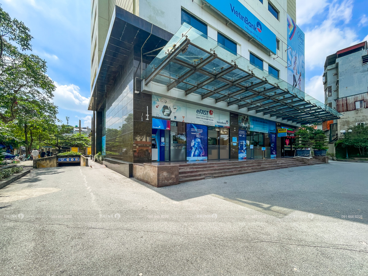 Khuôn viên ngoài toà nhà Intracom Cầu Diễn