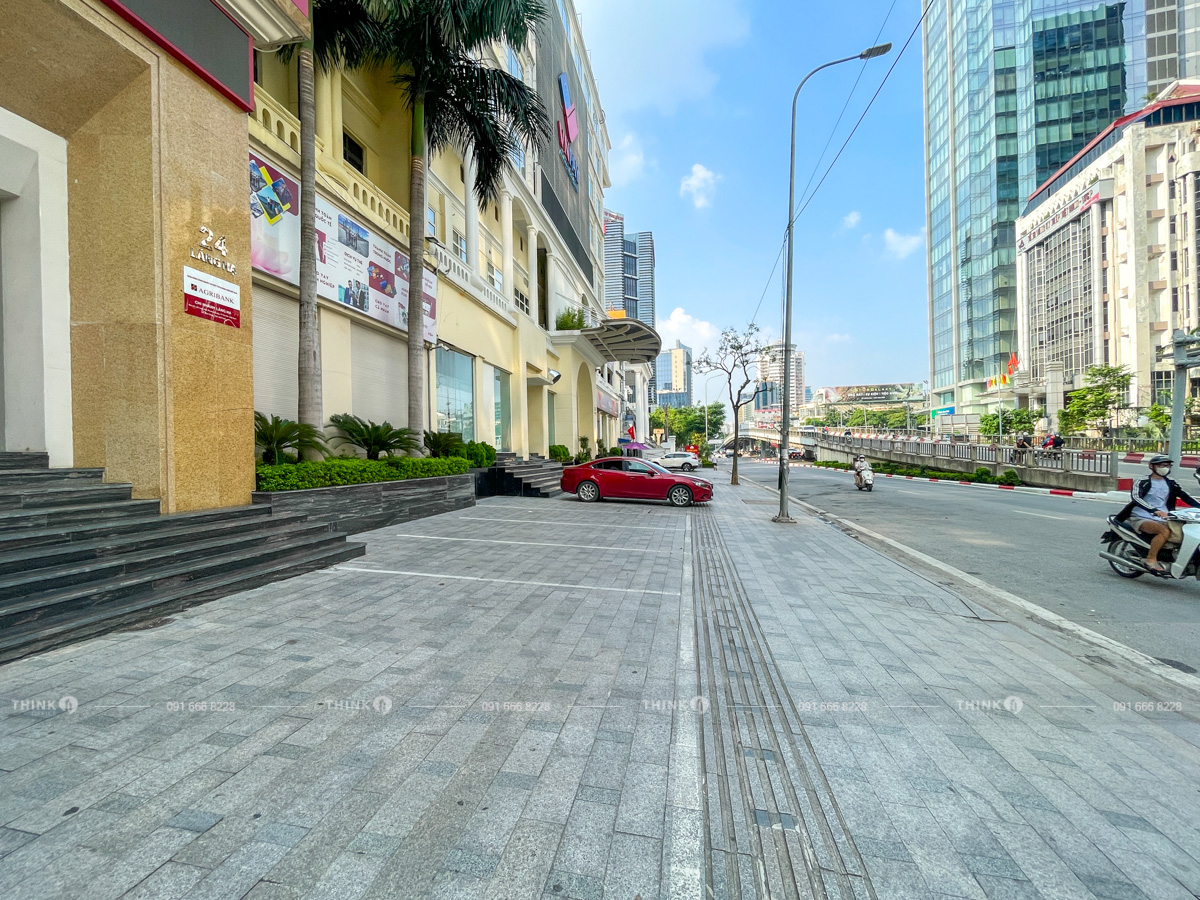 Khuôn viên ngoài toà nhà TDL Building Láng Hạ