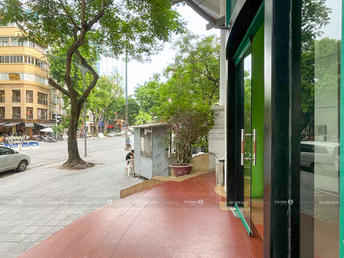 Khuôn viên ngoài toà nhà TTTM Vân Hồ 51 Lê Đại Hành