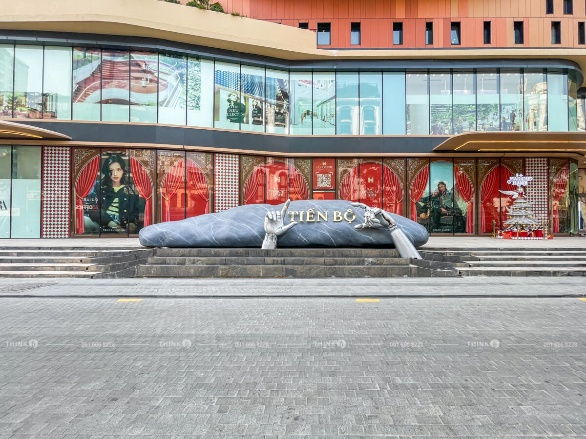 Khuôn viên ngoài toà nhà Tiến Bộ Plaza