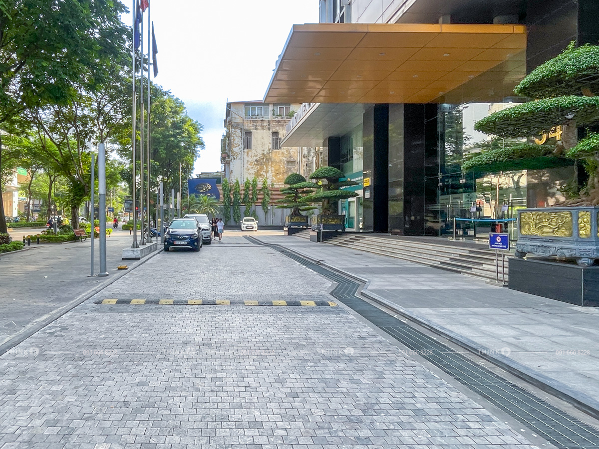 Khuôn viên ngoài toà nhà Vinaconex Tower Láng Hạ