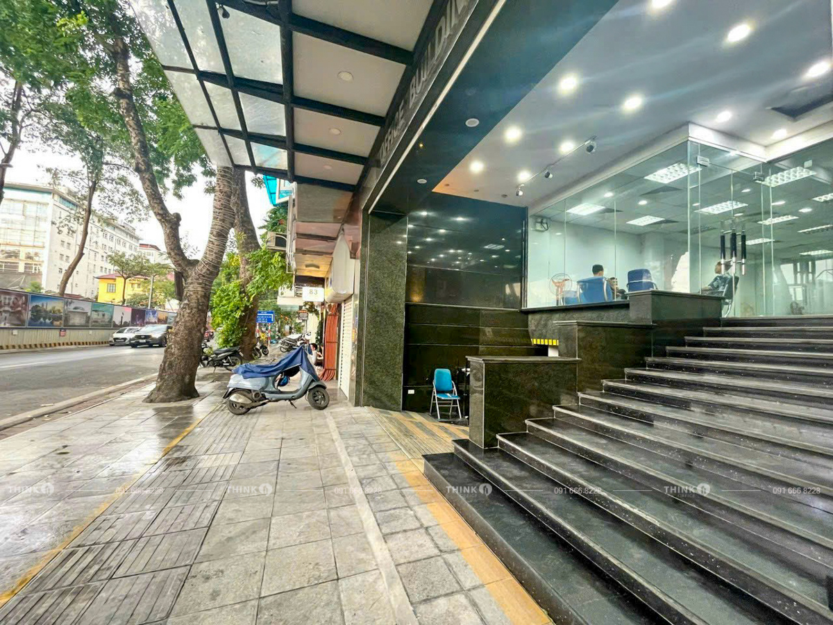 Khuôn viên trước toà nhà Office Building 85 Nguyễn Du