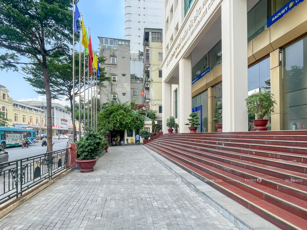 Khuôn viên trước toà nhà Vinare Building