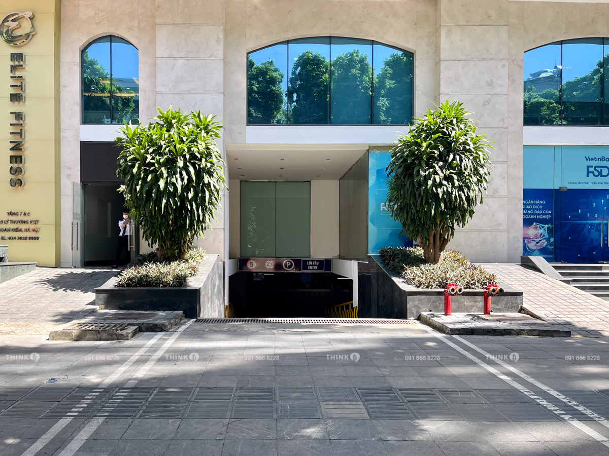 Lối vào hầm toà nhà Hồng Hà Center