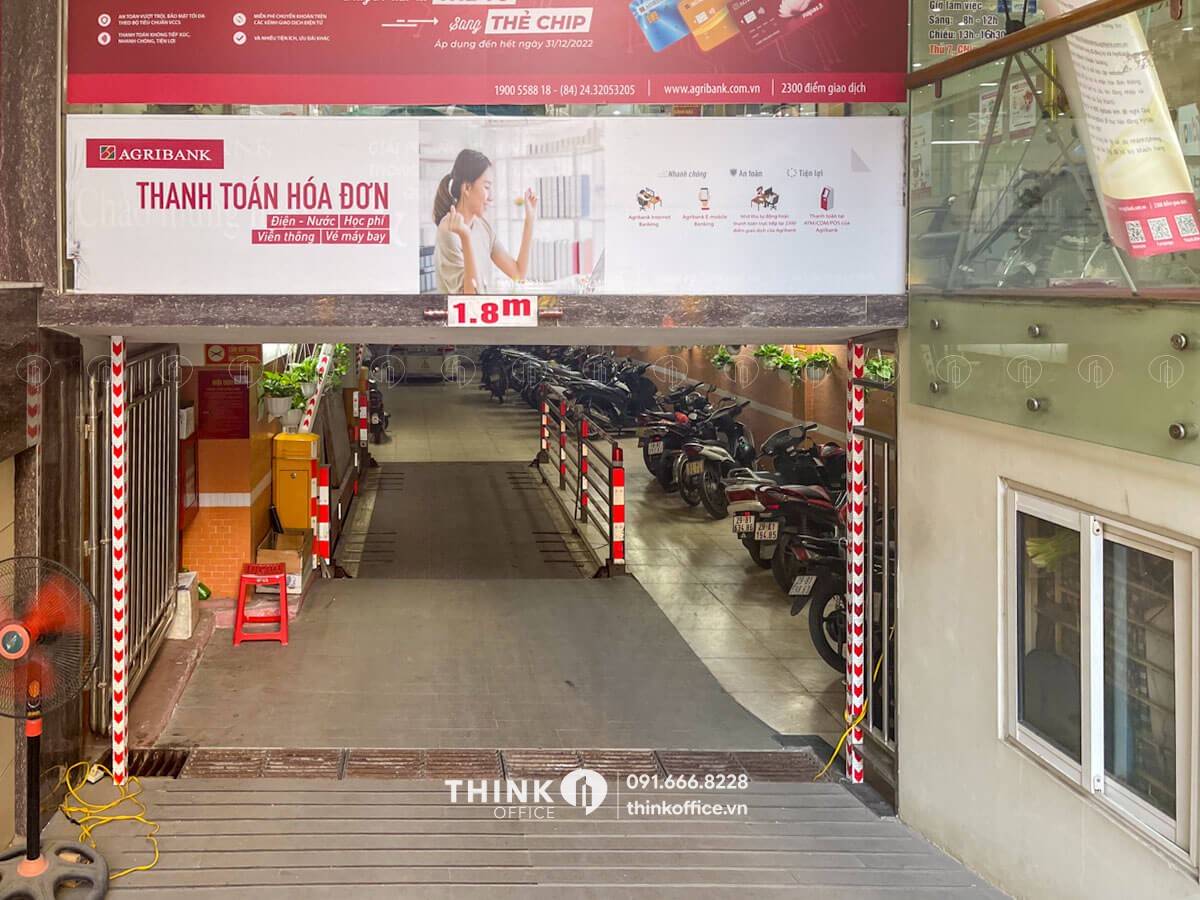 Lối vào hầm gửi xe B1 tại toà nhà Ru Bule Building Đội Cấn