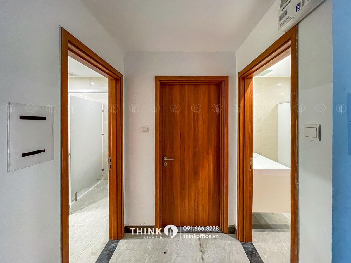 Khu vực lối vào nhà vệ sinh nam nữ hiện đại sạch sẽ tại toà nhà Discovery Central 67 Trần Phú