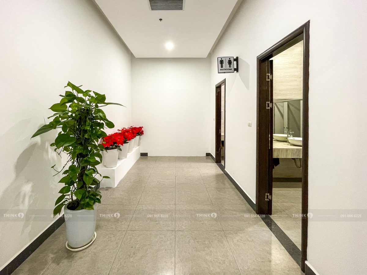 Lối vào khu vực nhà vệ sinh toà nhà Golden Palace Mễ Trì