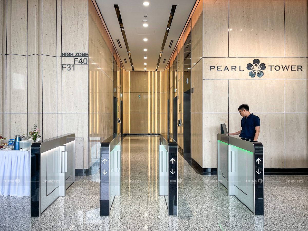 Lối vào khu vực thang máy văn phòng toà nhà Pearl Tower