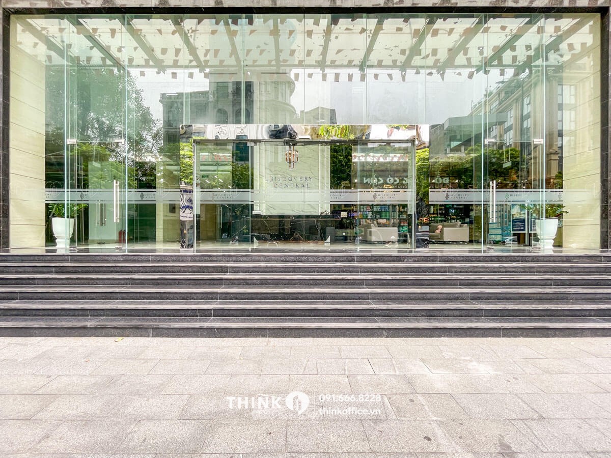 Lối vào sảnh chính khu văn phòng toà nhà Discovery Central Trần Phú