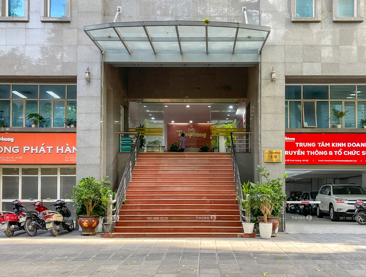 Lối vào sảnh toà nhà Báo Tiền Phong Hồ Xuân Hương
