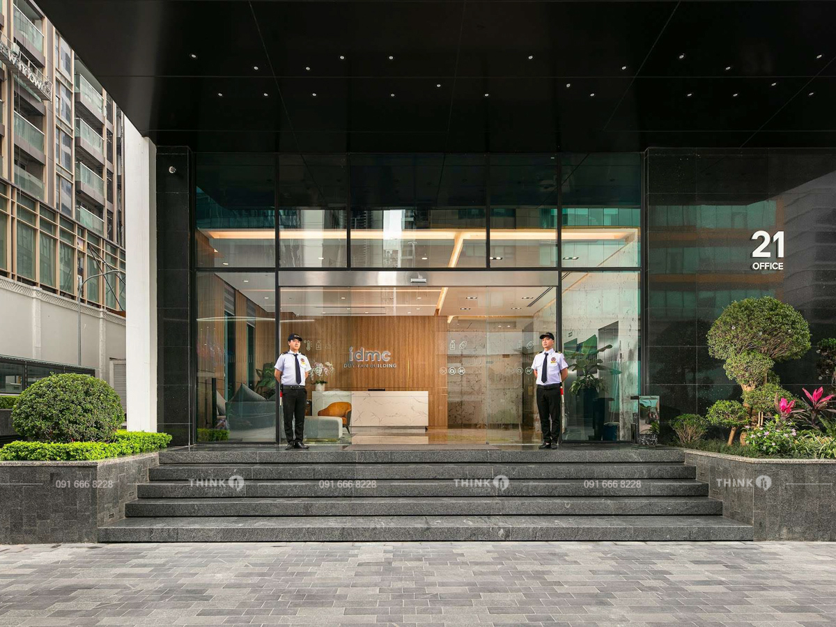 Lối vào sảnh toà nhà IDMC Duy Tân Building