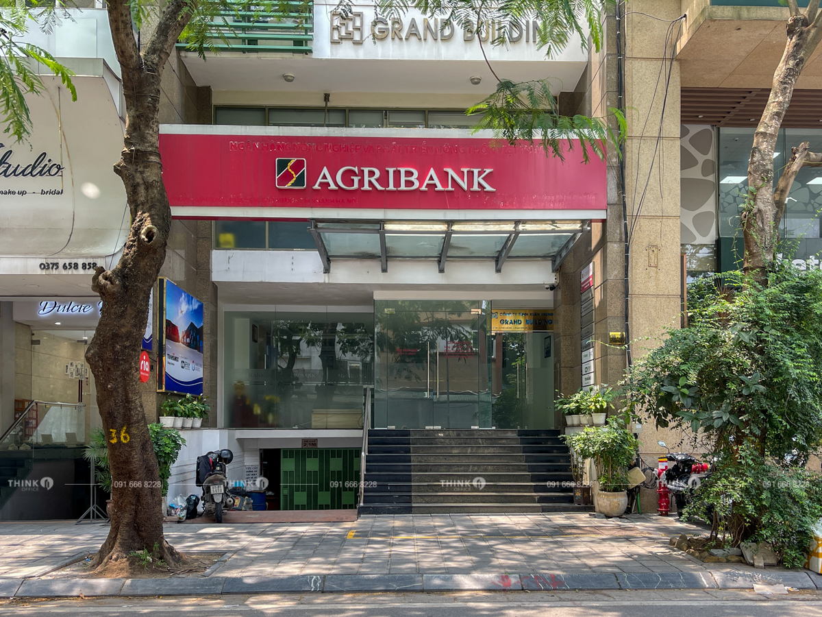 Lối vào toà nhà Grand Building Hoà Mã