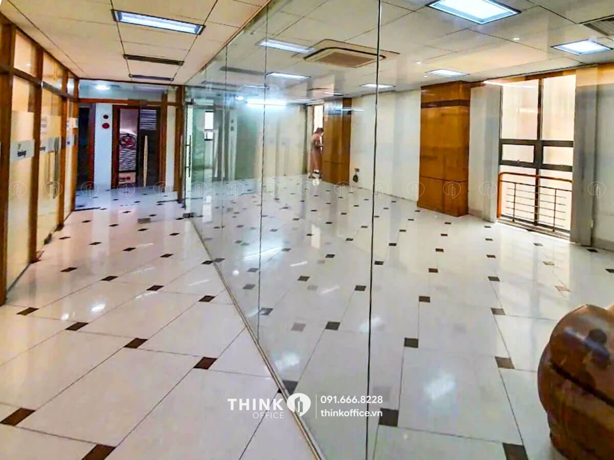Mặt bằng văn phòng sạch đẹp hiện đại điển hình tại toà nhà Ru Blue Building 221 Đội Cấn
