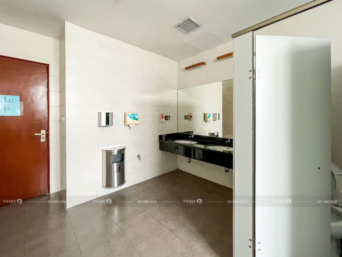 Nhà vệ sinh CEO Tower Phạm Hùng