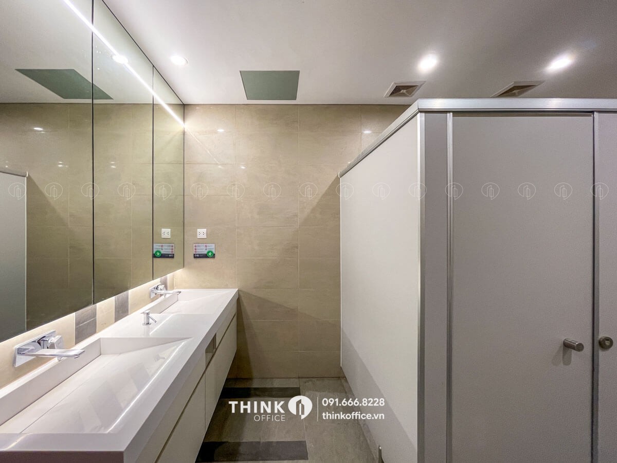 Nhà vệ sinh hiện đại tại toà nhà Discovery Central 67 Trần Phú