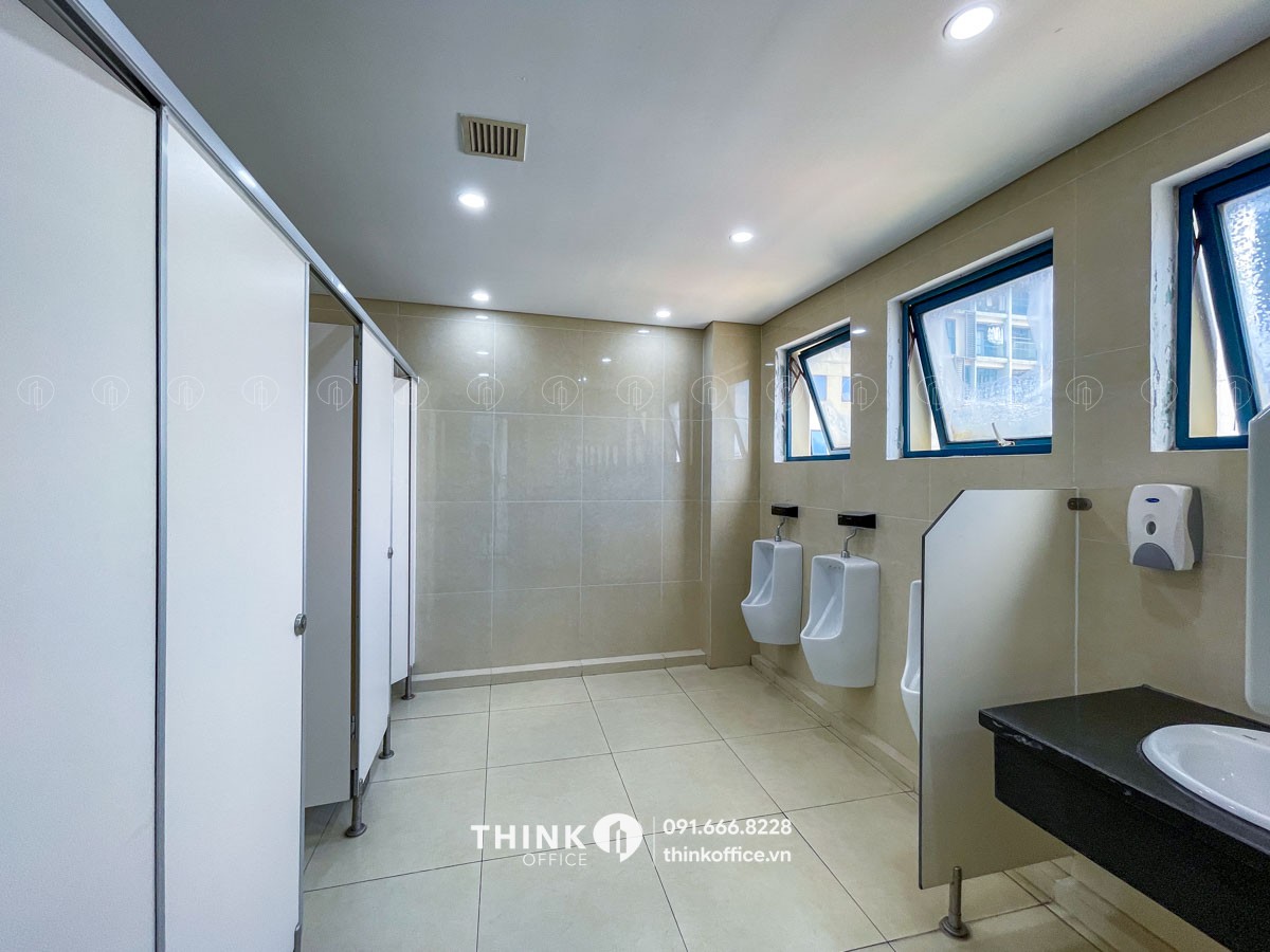 Nhà vệ sinh Hanco 3 Building 14 Láng Hạ từ mặt ngoài nhìn vào trong