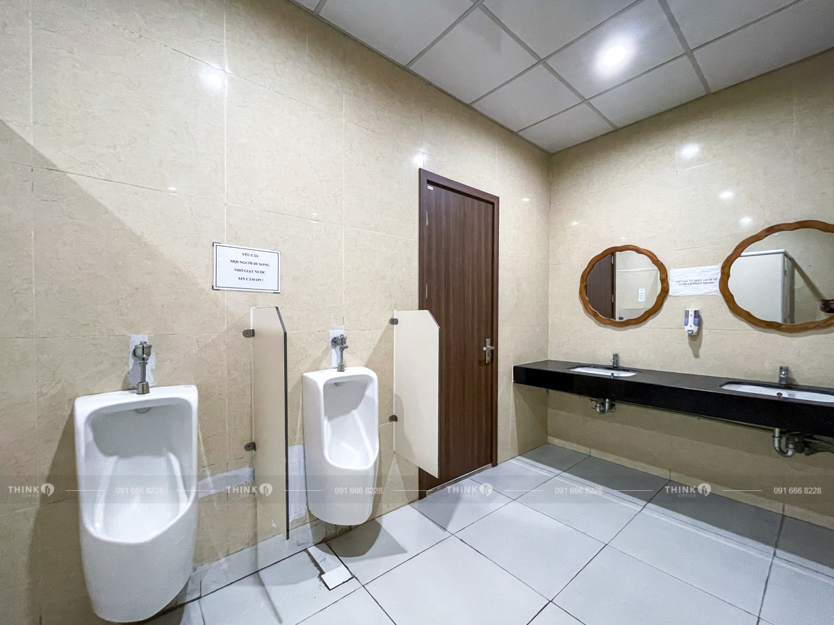 Nhà vệ sinh Helios Tower