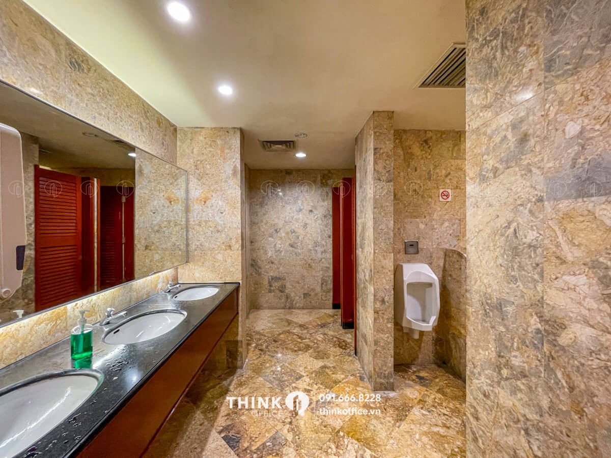 Nhà vệ sinh Pan Pacific Hanoi nhìn từ phía ngoài