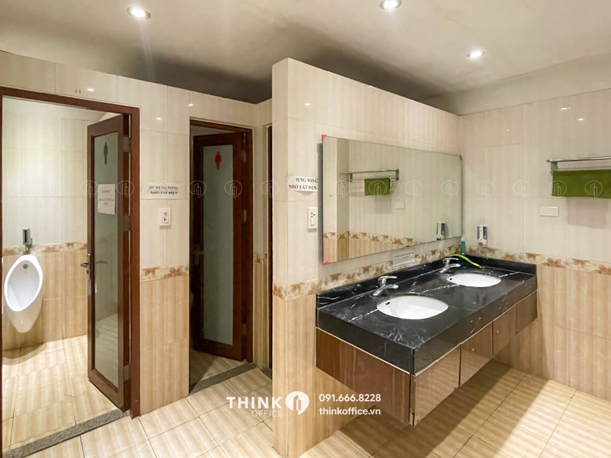 Khu vực nhà vệ sinh nam nữ hiện đại tại toà nhà Ru Blue Building Đội Cấn