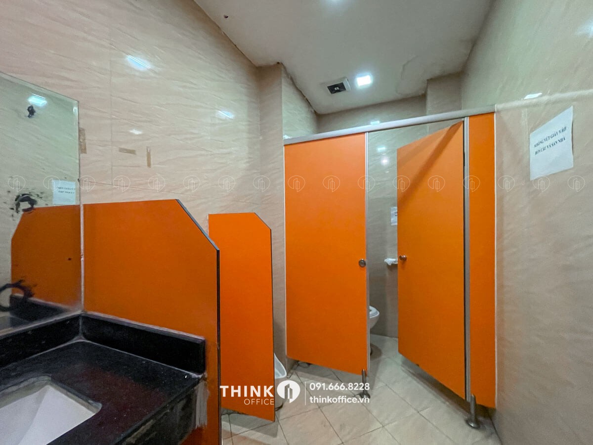 Nhà vệ sinh sạch đẹp chuyên nghiệp toà nhà Vietcom Building Nguyễn Chí Thanh
