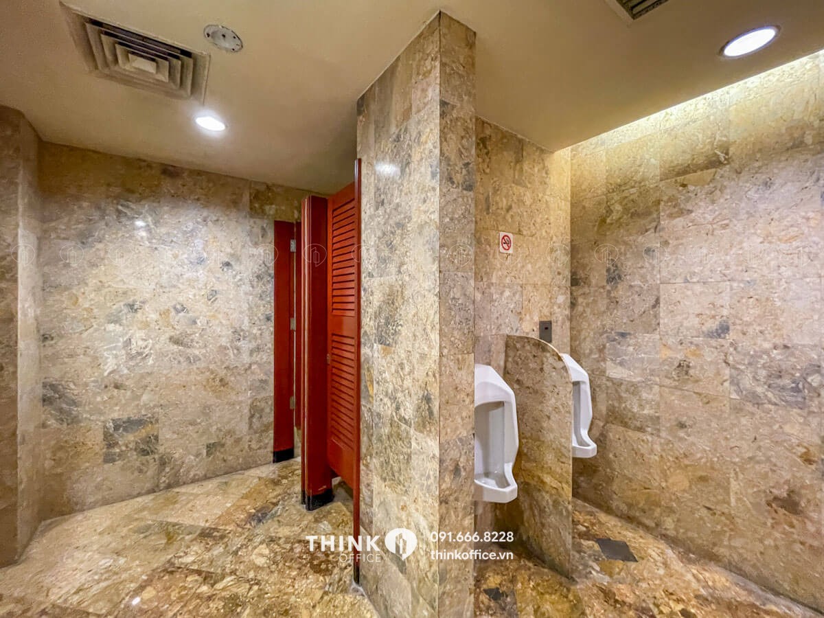 Phía trong nhà vệ sinh nam khu văn phòng toà nhà Pan Pacific Hanoi