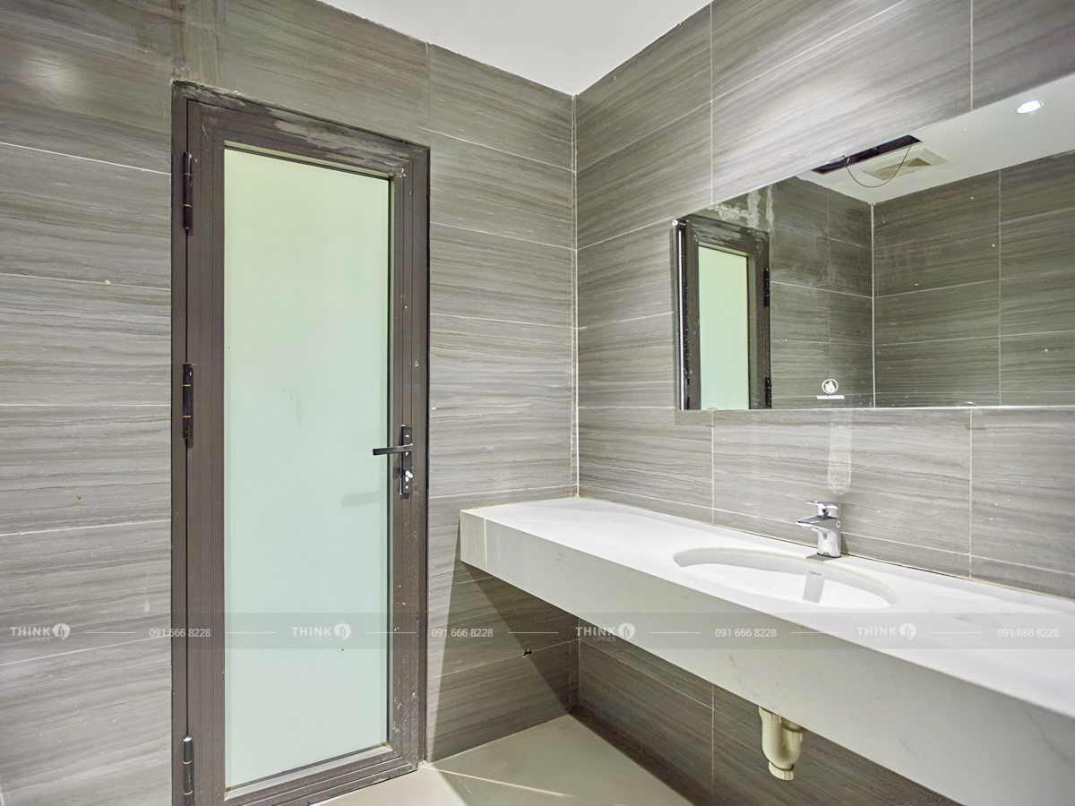 Nhà vệ sinh toà nhà 35 Nguyễn Xiển