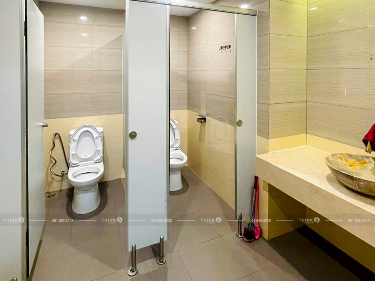 Nhà vệ sinh toà nhà 352 Phố Huế