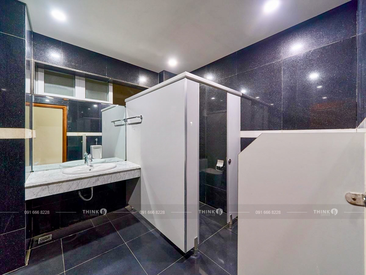 Nhà vệ sinh toà nhà 82 Trần Thái Tông