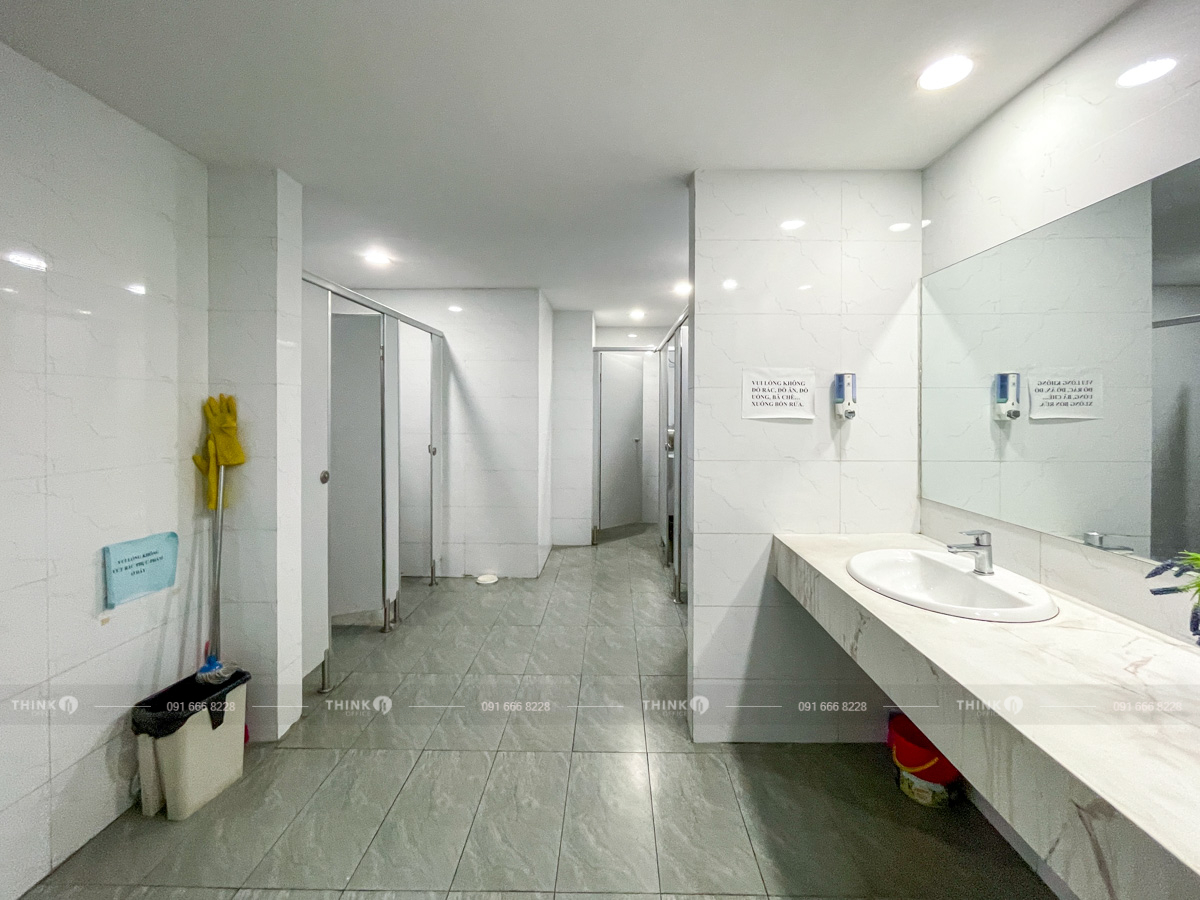 Nhà vệ sinh toà nhà Ban Cơ yếu Chính Phủ Lê Văn Lương