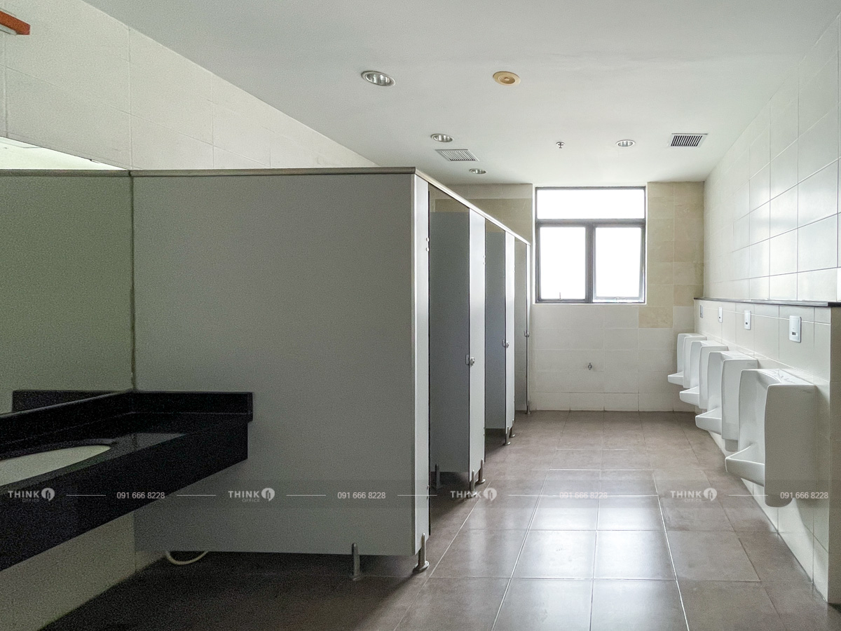 Nhà vệ sinh toà nhà CEO Tower Phạm Hùng