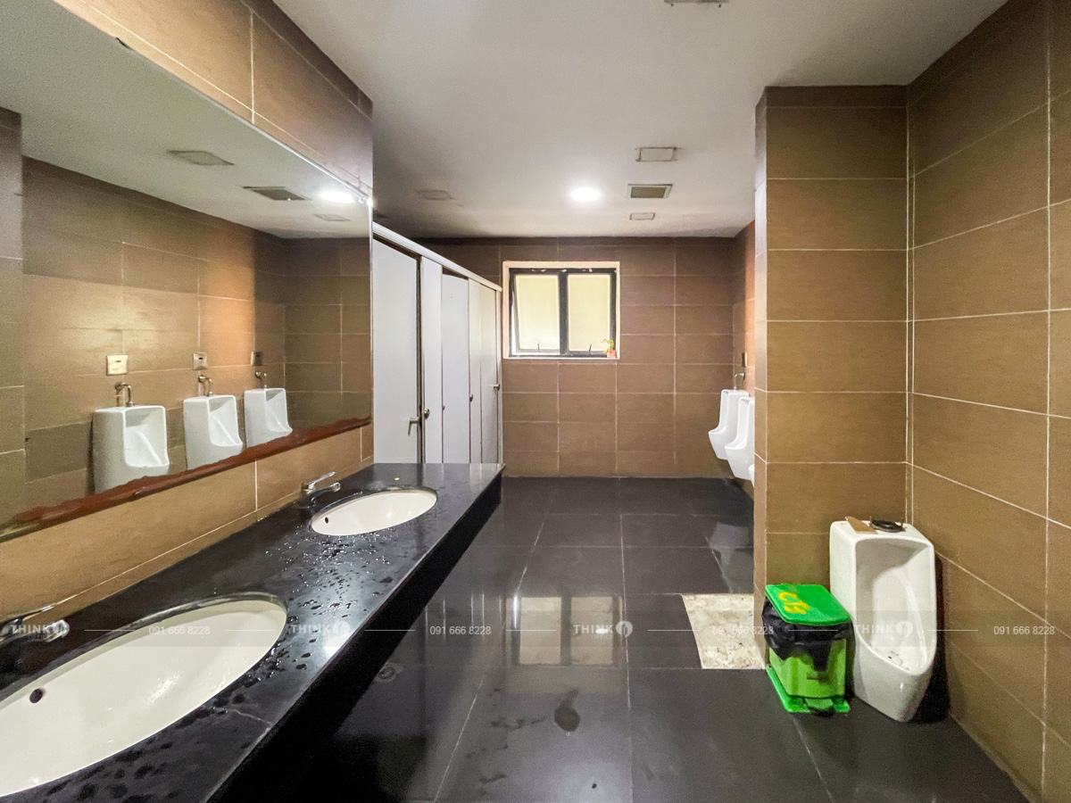 Nhà vệ sinh toà nhà Cland Lê Đức Thọ