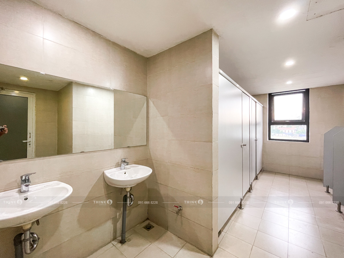 Nhà vệ sinh toà nhà FLC Complex Phạm Hùng