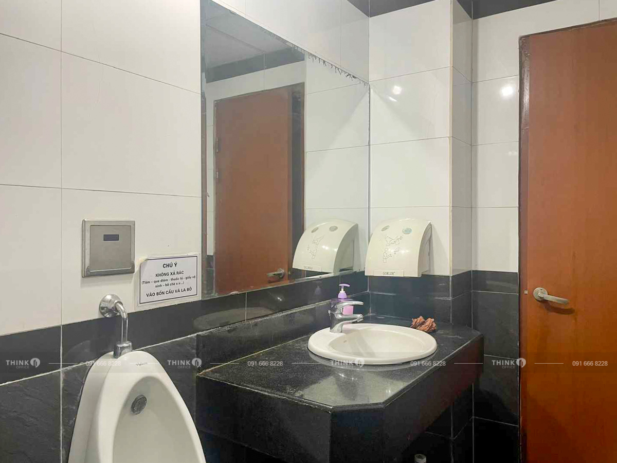 Nhà vệ sinh toà nhà HQ Building Bà Triệu