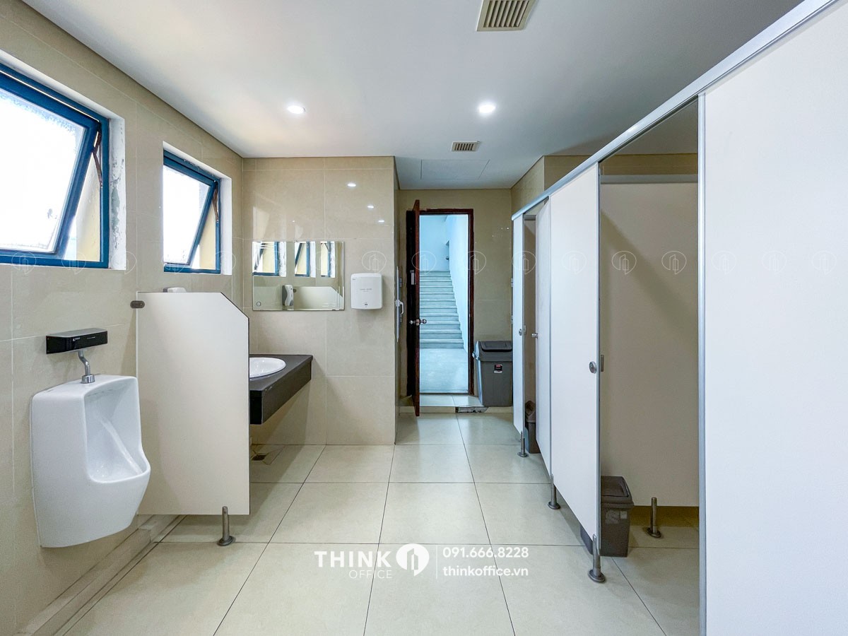 Nhà vệ sinh toà nhà Hanco 3 Building 14 Láng Hạ nhìn từ phía trong ra ngoài
