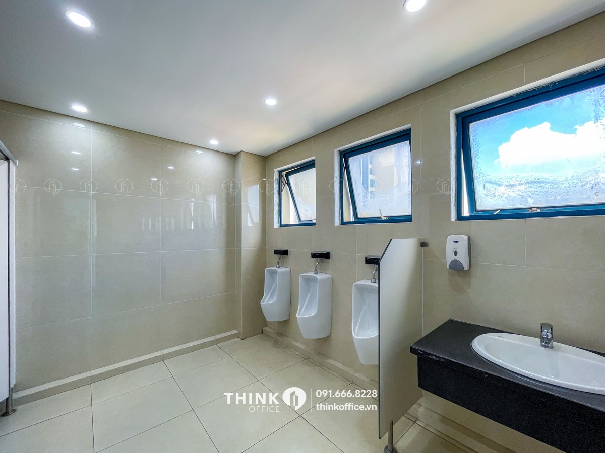 Nhà vệ sinh toà nhà Hanco 3 Building 14 Láng Hạ nhìn từ góc trái
