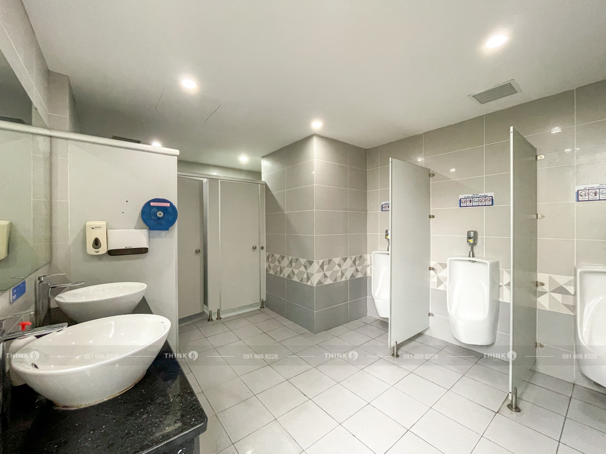 Nhà vệ sinh toà nhà Handiresco Complex Lê Văn Lương