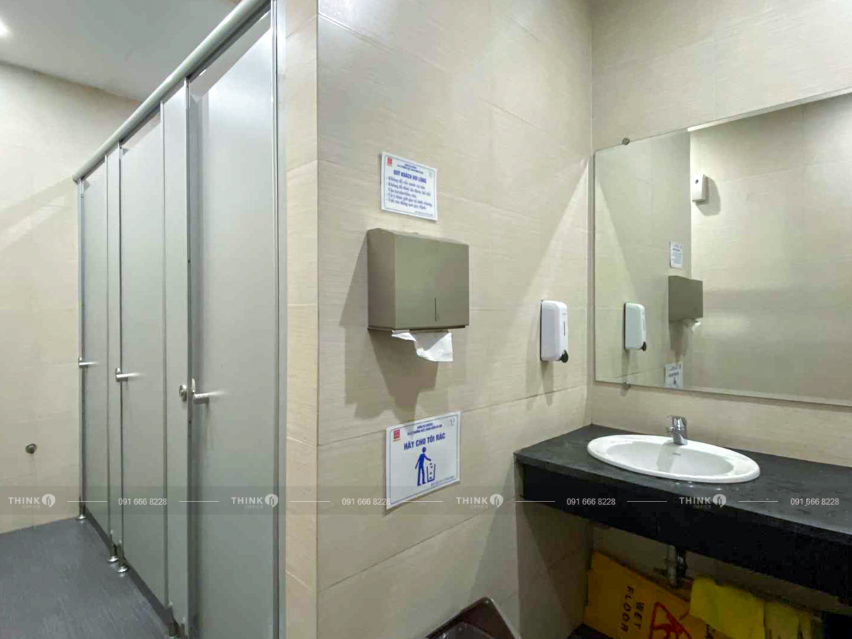 Nhà vệ sinh toà nhà Hồng Hà Center