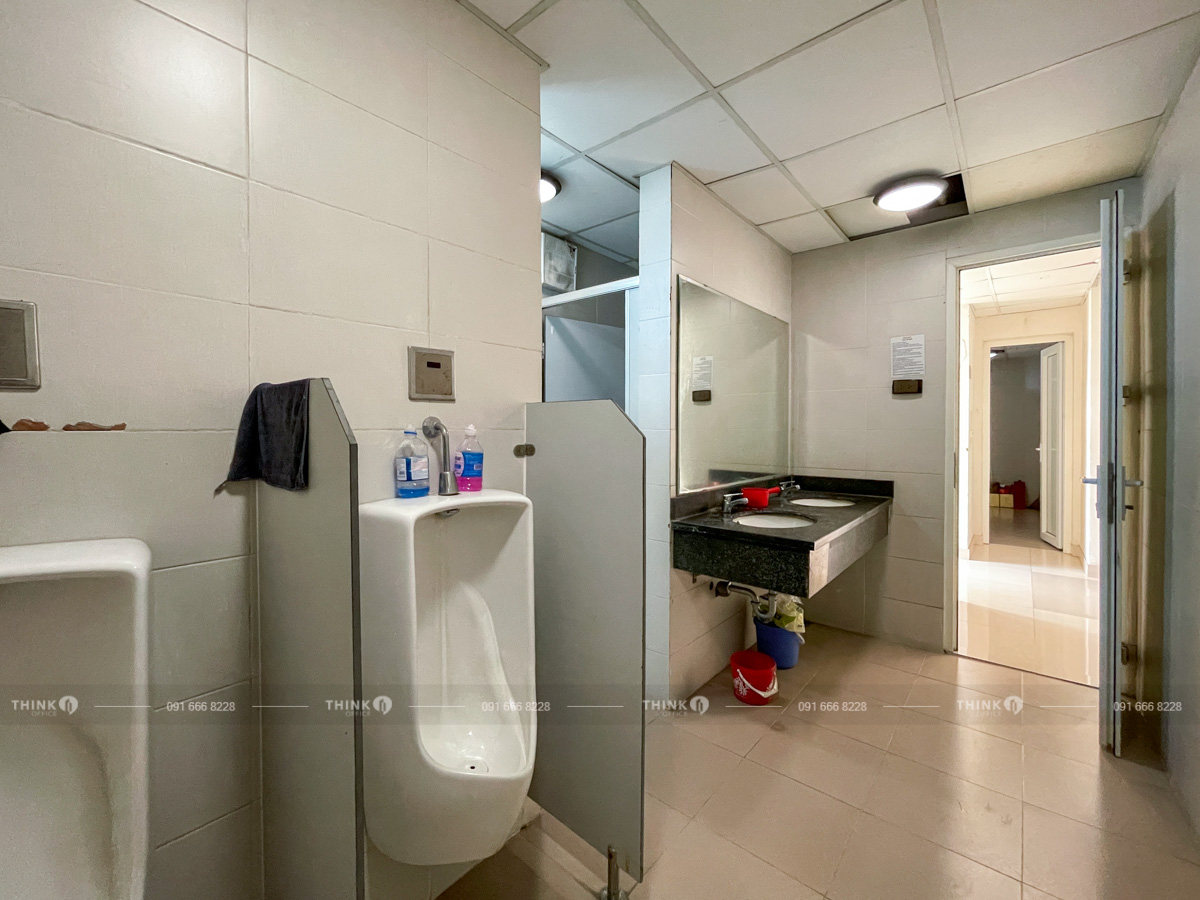 Nhà vệ sinh toà nhà Intracom Cầu Diễn