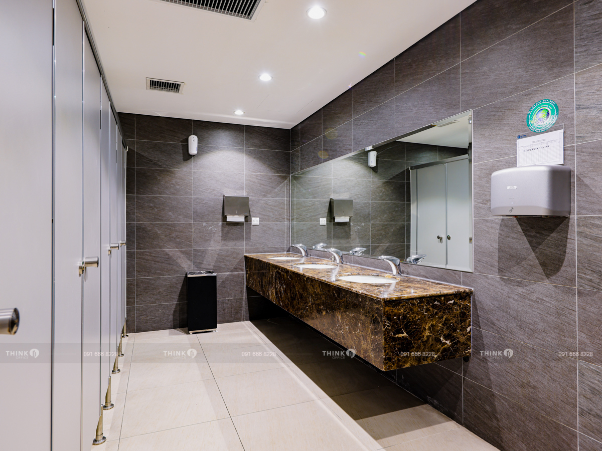 Nhà vệ sinh toà nhà LPB Tower Trần Quang Khải