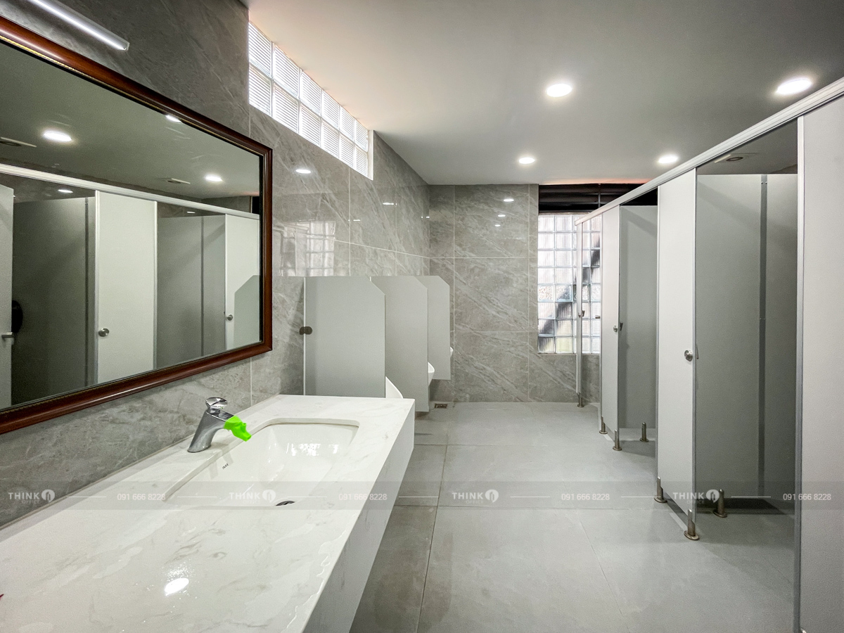Nhà vệ sinh toà nhà Luxury Office Võ Chí Công