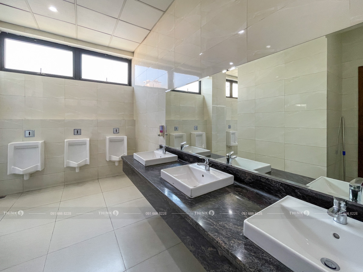 Nhà vệ sinh toà nhà Mac Plaza