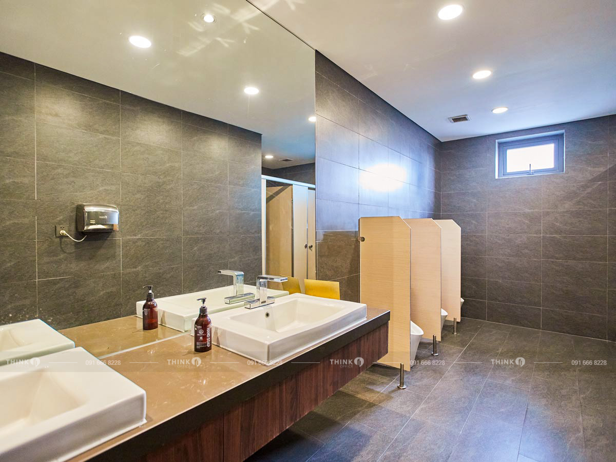 Nhà vệ sinh toà nhà PentStudio