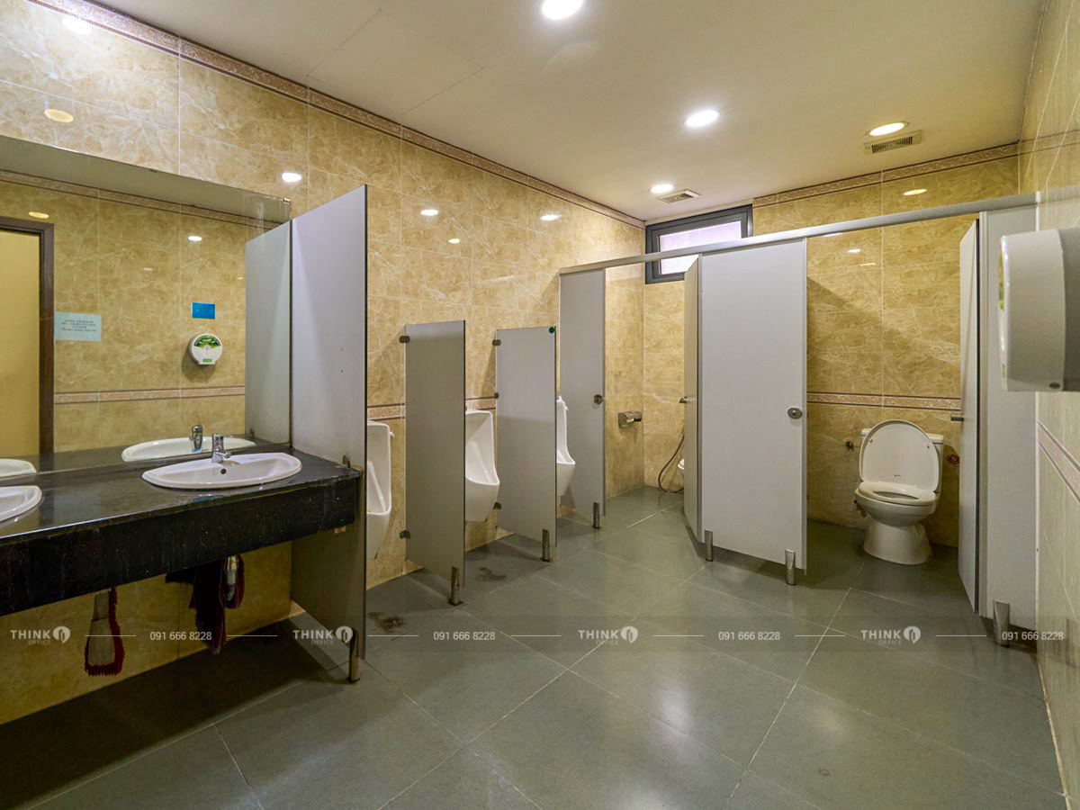 Nhà vệ sinh toà nhà Petrowaco Tower Láng Hạ