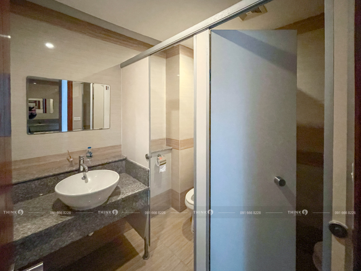 Nhà vệ sinh toà nhà Quý Hạnh Building 165 Bà Triệu
