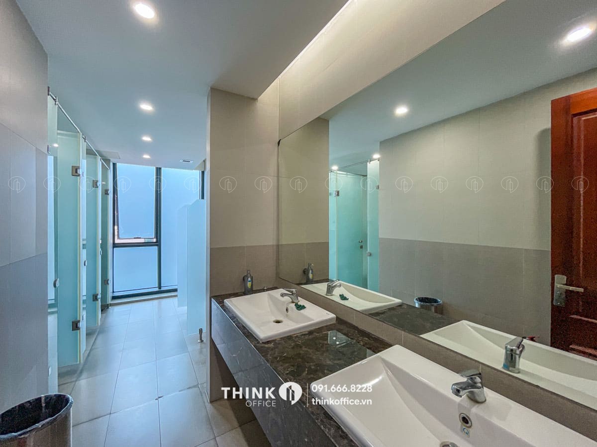 Nhà vệ sinh toà nhà SISC Tower Láng Hạ